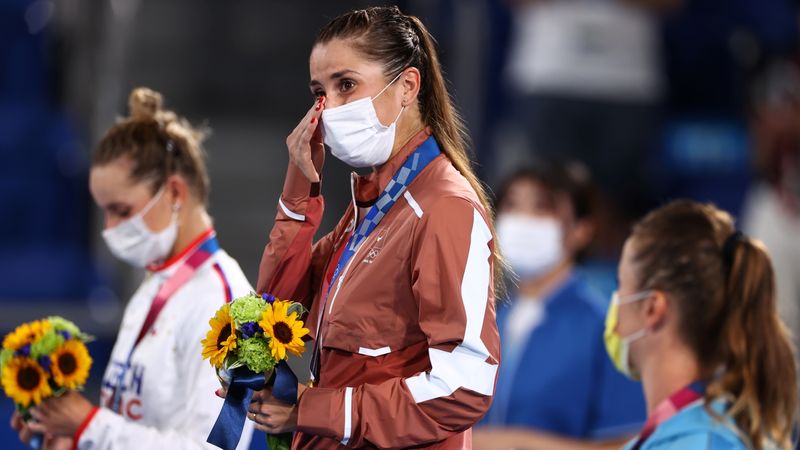 &copy; Reuters. Jul 31, 2021. 
Foto del sábado de la tenista suiza Belinda Bencic en el podio tras ganar el oro en la prueba individual de los Juegos de Tokio. 
REUTERS/Edgar Su