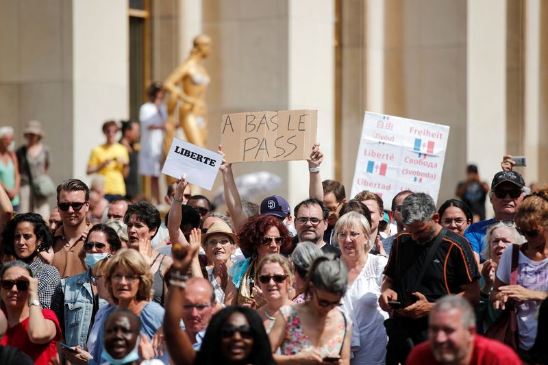 © Reuters. Plus de 200.000 personnes ont défilé samedi en France contre l'instauration du pass sanitaire et contre l'obligation vaccinale pour certaines professions, soit 40.000 de plus que le week-end précédent. /Photo prise le 24 juillet 2021/REUTERS/Benoit Tessier