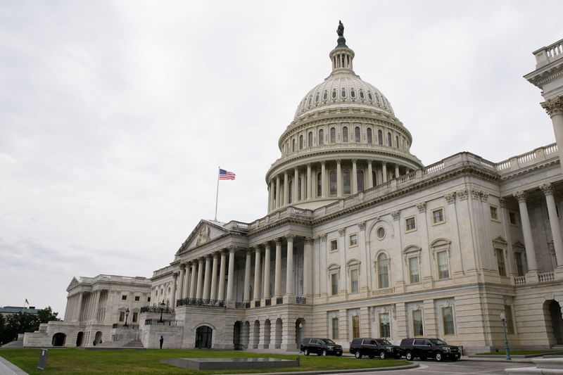 © Reuters. Vehicles are parked outside the U.S. Capitol building the morning the Senate returned to session in Washington, DC, U.S., July 31, 2021. REUTERS/Elizabeth Frantz