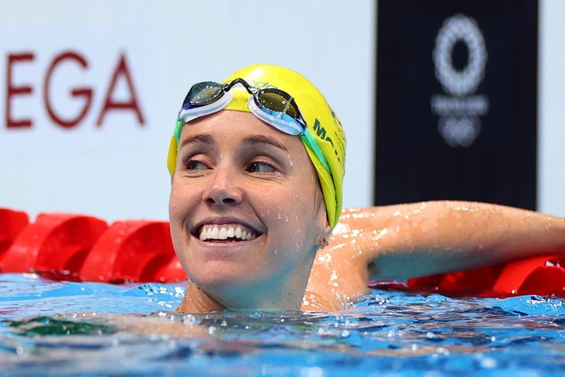 © Reuters. الأسترالية إيما ماكيون بعد فوزها بذهبية سباق 50 مترا حرة للسيدات في السباحة بأولمبياد طوكيو في طوكيو يوم الأحد. تصوير: ماركو ديوريكا - رويترز