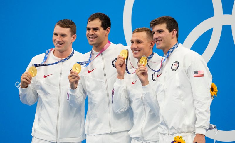 © Reuters. الفريق الأمريكي الفائز بذهبية سباق التتابع أربعة في 100 متر متنوع للرجال في السباحة بأولمبياد طوكيو في طوكيو يوم الأحد. صورة لرويترز من يو.إس.إيه توداي سبورتس.