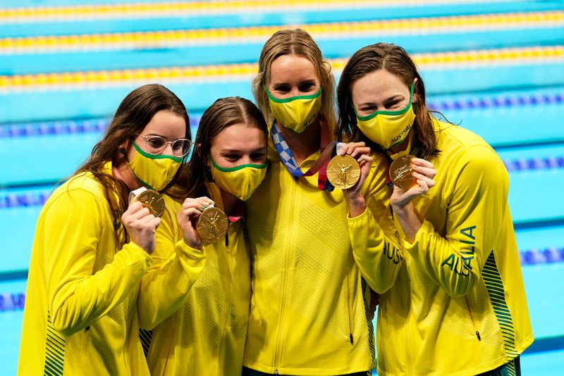 © Reuters. الفريق الأسترالي الفائز بذهبية سباق التتابع أربعة في 100 متر متنوع للسيدات في السباحة بأولمبياد طوكيو بطوكيو يوم الأحد. صورة لرويترز من يو.إس.إيه توداي سبورتس.