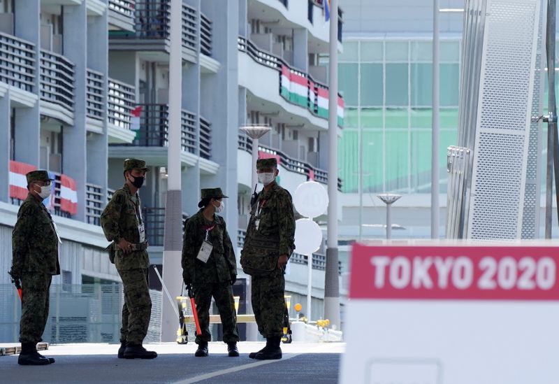 &copy; Reuters. FILE PHOTO: Japan Self-Defense Forces soldiers stand guard at the athletes' village for the Tokyo 2020 Olympic Games, in Tokyo, Japan, July 22, 2021. REUTERS/Naoki Ogura
