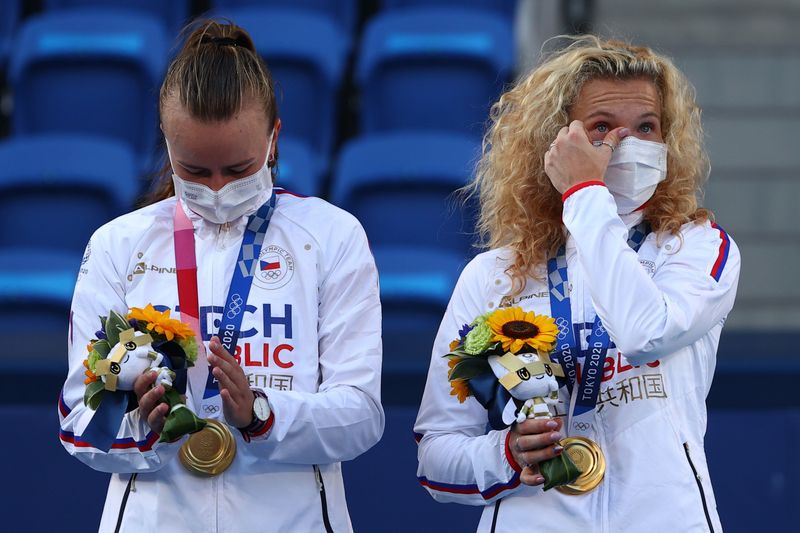 &copy; Reuters. التشيكيتان باربورا كريتشيكوفا وكاترينا سينياكوفا بعد الفوز بذهبية منافسات زوجي السيدات للتنس في أولمبياد طوكيو يوم الأحد. تصوير: ستويان ني
