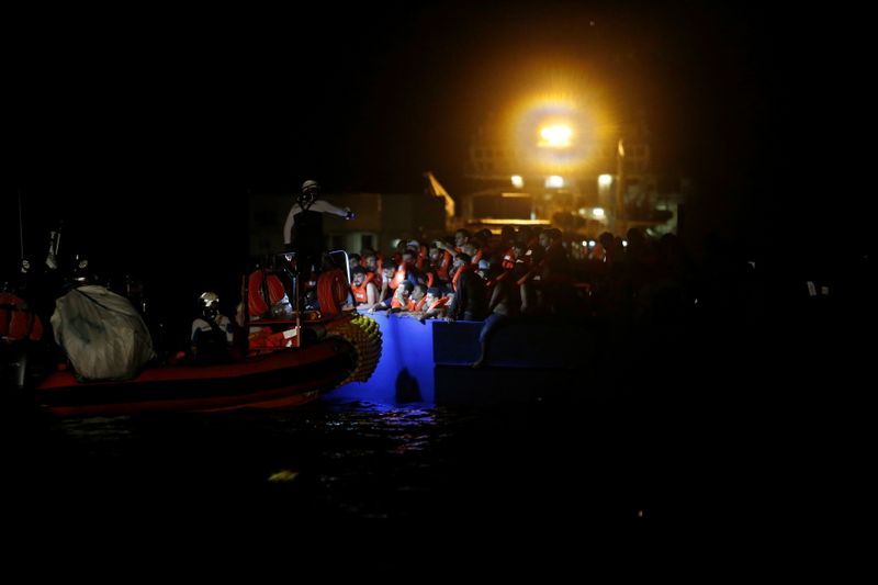 &copy; Reuters. قارب مطاطي تابع للسفينة الفرنسية أوشن فايكينج لإنقاذ المهاجرين في البحر المتوسط يقترب من قارب خشبي مكتظ بالمهاجرين خلال عملية إنقاذ مشتركة