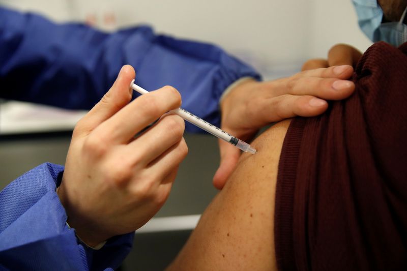 &copy; Reuters. Foto de archivo ilustrativa de un trabajador de salud inyectando una vacuna de Pfizer-BioNTech para el COVID-19 en París