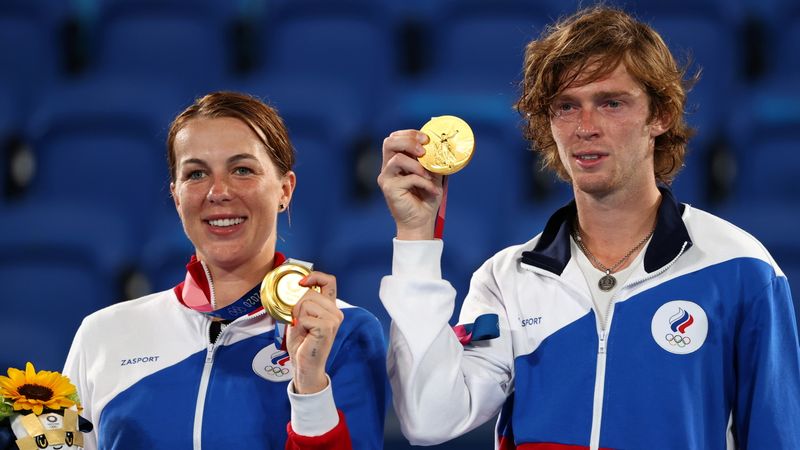 © Reuters. الزوجي الروسي المؤلف من أندريه روبليف وأنستاسيا بافليوتشنكوفا يحتفل بالفوز بذهبية منافسات الزوجي المختلط للتنس في أولمبياد طوكيو يوم الأحد. تصوير: رويترز.
