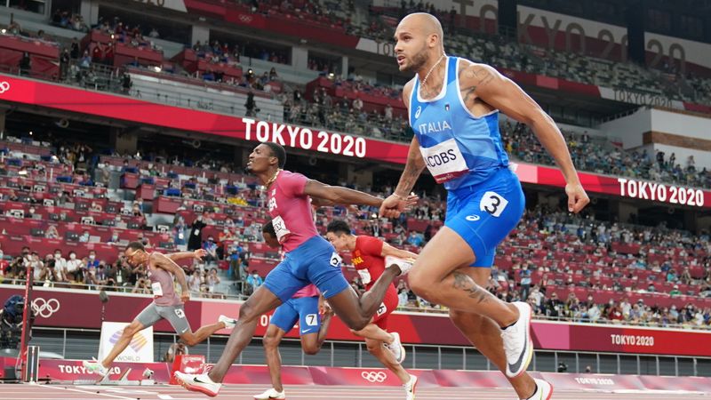 &copy; Reuters. 　８月１日、東京五輪は陸上男子１００メートル決勝を行い、ラモントマルチェル・ヤコブス（イタリア）が９秒８０の欧州新記録で金メダルを獲得した。写真は決勝で１位でゴールするヤ