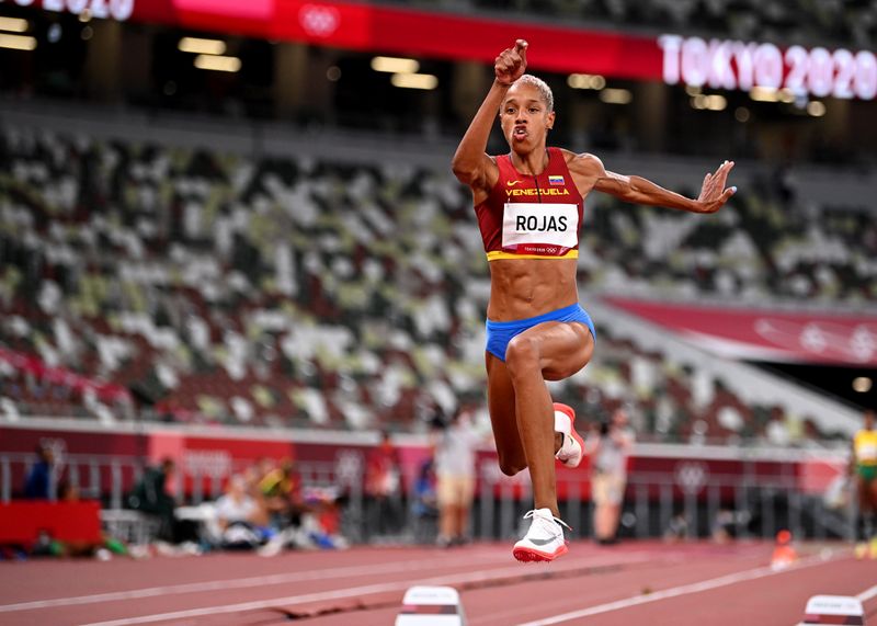 &copy; Reuters. 　８月１日、東京五輪は女子三段跳び決勝を行い、ユリマル・ロハス（ベネズエラ）が１５メートル６７センチの世界新記録で金メダルを獲得した。写真は決勝で跳ぶロハス選手。国立競技