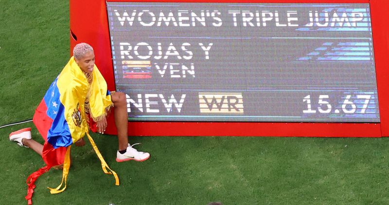 &copy; Reuters. Ago 1, 2021. 
Foto del domingo de la atleta Yulimar Rojas de Venezuela celebrando tras ganar el oro olímpico e triple salto con récord mundial. 
REUTERS/Athit Perawongmetha