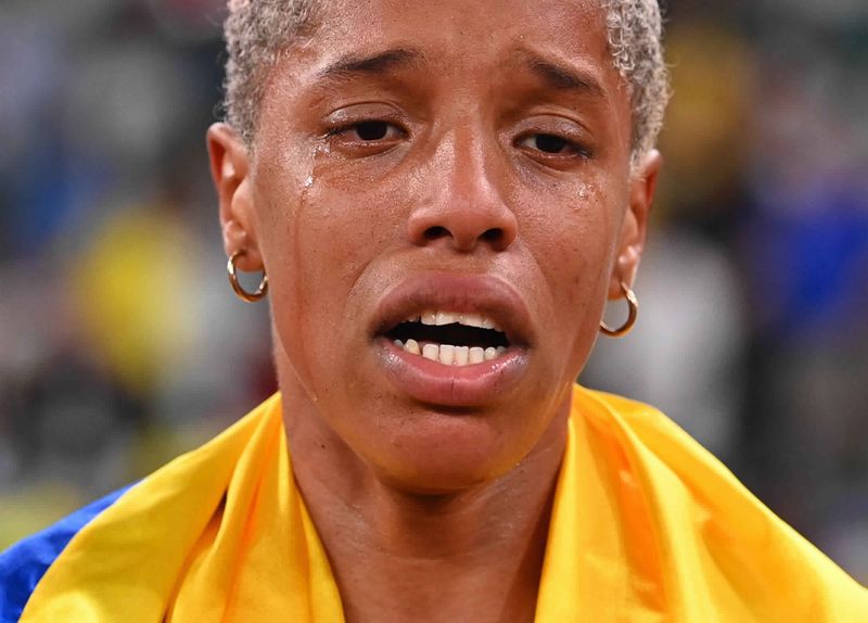 © Reuters. الفنزويلية يوليمار روخاس تبكي عقب فوزها بذهبية الوثب الثلاثي للسيدات في أولمبياد طوكيو يوم الأحد. تصوير: رويترز