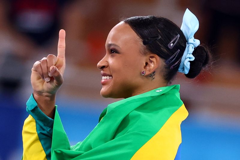 &copy; Reuters. Ago 1, 2021.  
Foto del domingo de la gimnasta brasileña Rebeca Andrade celebrando tras ganar el oro en la final de salto. 
REUTERS/Lindsey Wasson