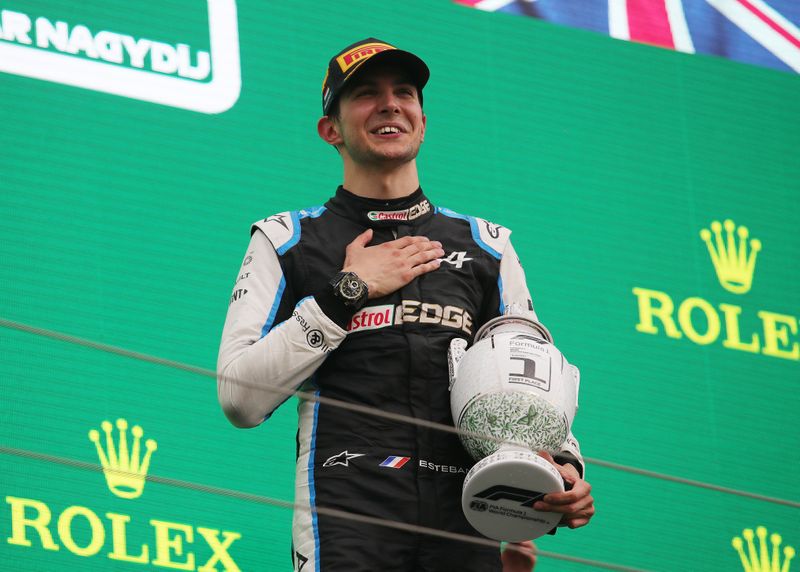 © Reuters. أوكون يحتفل بفوزه بسباق جائزة المجر الكبرى في فورمولا 1 يوم الاحد. صورة من ممثل لوكالات الأنباء. 
