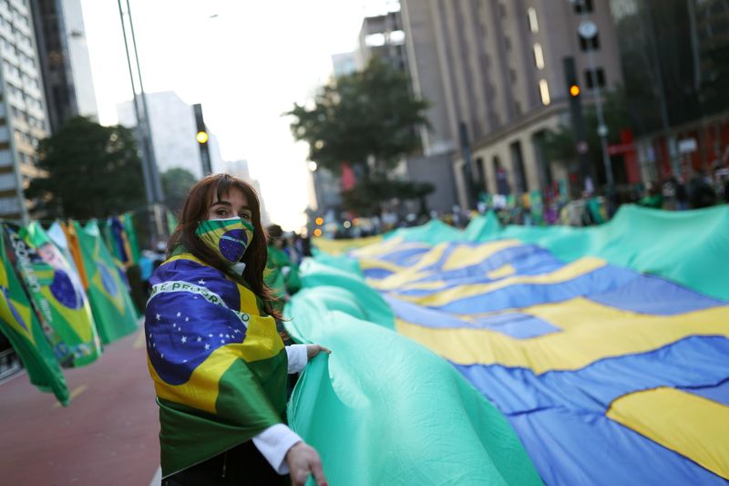 &copy; Reuters. Una mujer, partidaria del presidente Jair Bolsonaro, sostiene un cartel durante una manifestación para exigir un cambio en el sistema de votación electrónica de Brasil, en el centro de Sao Paulo. Agosto 1, 2021. REUTERS/Amanda Perobelli