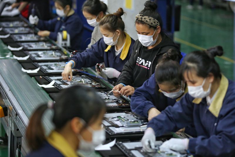 &copy; Reuters. 　中国国家統計局が７月３１日発表した７月の製造業購買担当者景気指数（ＰＭＩ）は５０．４と、前月の５０．９から低下し、２０２０年２月以来の低水準となった。写真は、武漢市内の