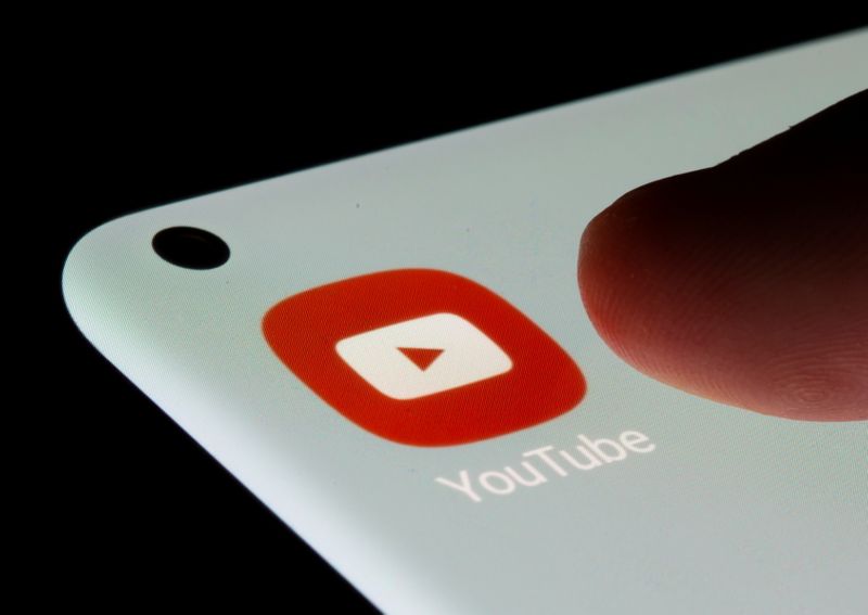 © Reuters. FILE PHOTO: YouTube app is seen on a smartphone in this illustration taken, July 13, 2021. REUTERS/Dado Ruvic/Illustration