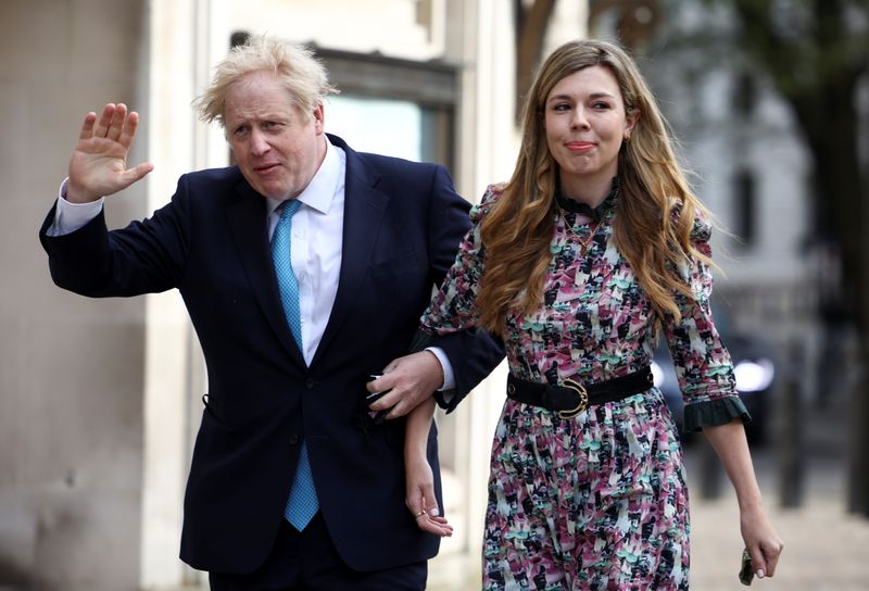 &copy; Reuters. 　７月３１日、ジョンソン英首相（５７、左）の妻、キャリーさん（３３、右）が第２子を妊娠していると、国内メディアが報じた。出産予定は１２月という。５月、ロンドンで撮影（２０