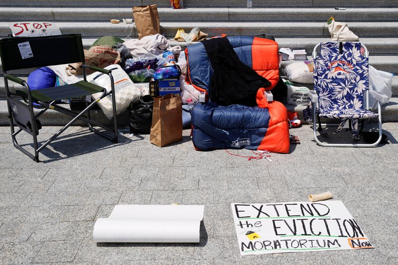 &copy; Reuters. FILE PHOTO: A sleeping bag is seen on the chair of U.S. Representative Cori Bush (D-MO) who spent the night on the steps of the U.S. Capitol to highlight the upcoming expiration of the pandemic-related federal moratorium on residential evictions, in Washi