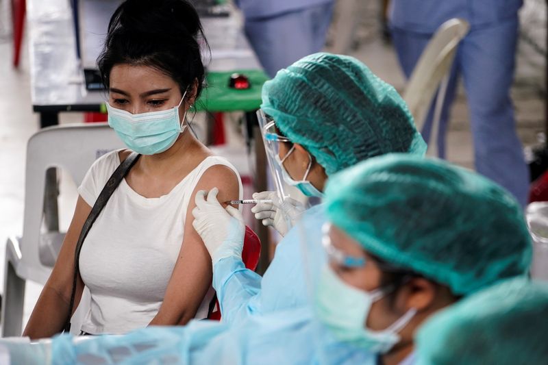 &copy; Reuters. タイは１日、首都含め新型コロナウイルス感染リスクが高い地域におけるロックダウン（都市封鎖）強化措置を、８月末までの可能性を想定して延長した。同国は、これまでで最悪の感染流