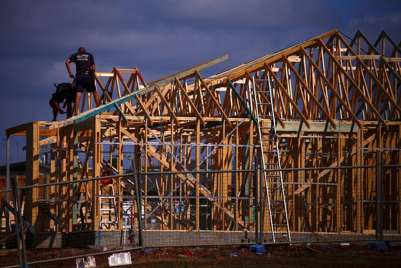 &copy; Reuters. FILE PHOTO: Tradesmen can be seen working on the roof of a house under construction at a housing development located in the western Sydney suburb of Oran Park in Australia, October 21, 2017. Picture taken October 21, 2017.     REUTERS/David Gray