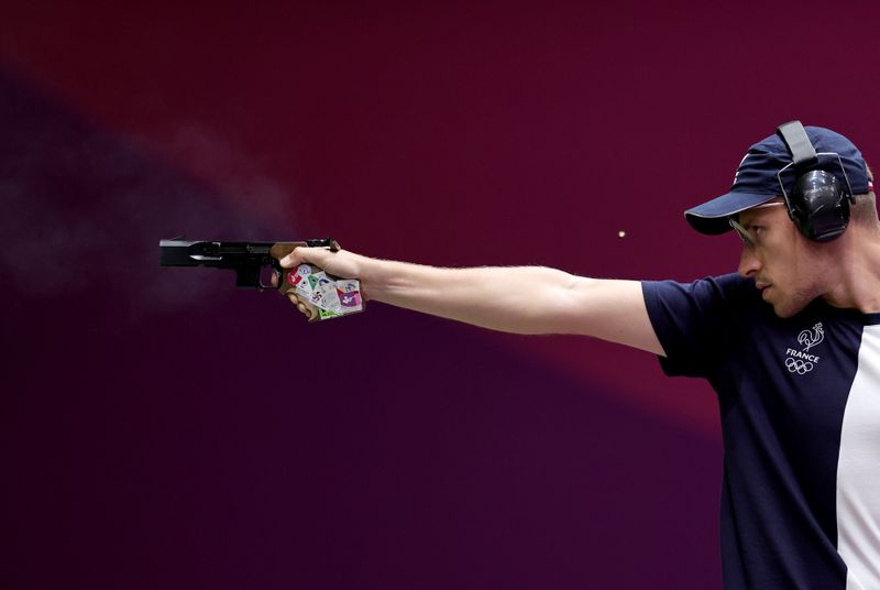 &copy; Reuters. الفرنسي جان كيكومبوا خلال مشاركته في مسابقة المسدس سريع الطلقات من مسافة 25 مترا للرجال ضمن منافسات الرماية في أولمبياد طوكيو يوم الاثنين. ت