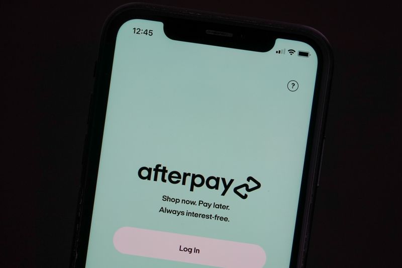 © Reuters. The Afterpay app is seen on the screen of a mobile phone in a picture illustration taken August 2, 2021.  REUTERS/Loren Elliott/Illustration