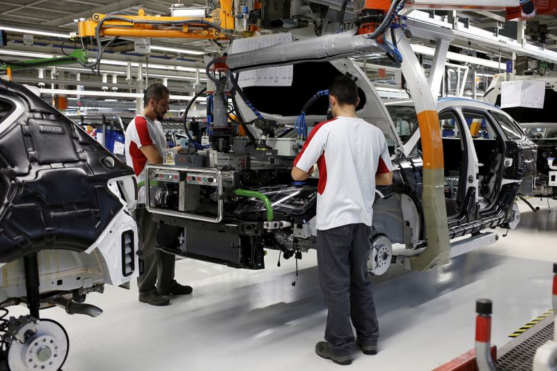 &copy; Reuters. FOTO DE ARCHIVO: Trabajadores de la fábrica de SEAT montan un coche en Martorell, cerca de Barcelona, España, el 5 de diciembre, 2014. REUTERS/Gustau Nacarino/File Photo - D1BETHJIGLAB