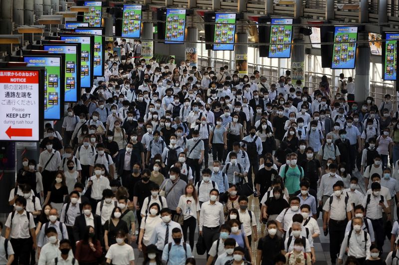 &copy; Reuters.     東京都は２日、新たに２１９５人の新型コロナウイルス感染が確認されたと発表した。写真は２日、品川駅で撮影。通勤時の様子（２０２１年　ロイター／Kevin Coombs）