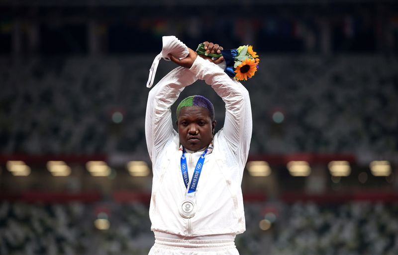 &copy; Reuters. Tokyo 2020 Olympics - Athletics - Women's Shot Put - Medal Ceremony - Olympic Stadium, Tokyo, Japan – August 1, 2021. Silver medallist, Raven Saunders of the United States gestures on the podium REUTERS/Hannah Mckay    