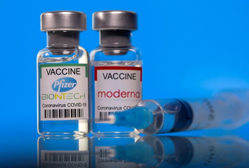 &copy; Reuters. Vials with Pfizer-BioNTech and Moderna coronavirus disease (COVID-19) vaccine labels are seen in this illustration picture taken March 19, 2021. REUTERS/Dado Ruvic/Illustration