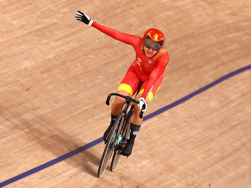 &copy; Reuters. الصينية تشونغ تيانشي خلال مشاركتها في سباق السرعة للفرق في منافسات الدراجات في ألعاب طوكيو في الدور الأول يوم الاثنين. تصوير: كاسبر بيمبل - ر