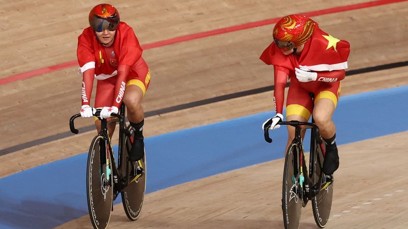 © Reuters. الصينيتان باو شانجو وتشونغ تيانشي تحتفلان بالفوز بذهبية سباق السرعة لفرق السيدات في منافسات الدراجات في ألعاب طوكيو يوم الاثنين. تصوير: كريستيان هارتمان - رويترز.

