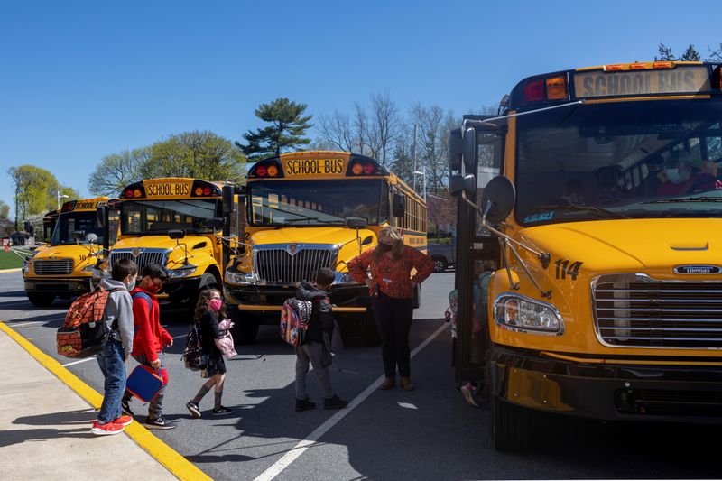 &copy; Reuters. FILE PHOTO: Students are led onto the bus after the school day ends at Kratzer Elementary School in Allentown, Pennsylvania, U.S., April 13, 2021.  REUTERS/Hannah Beier