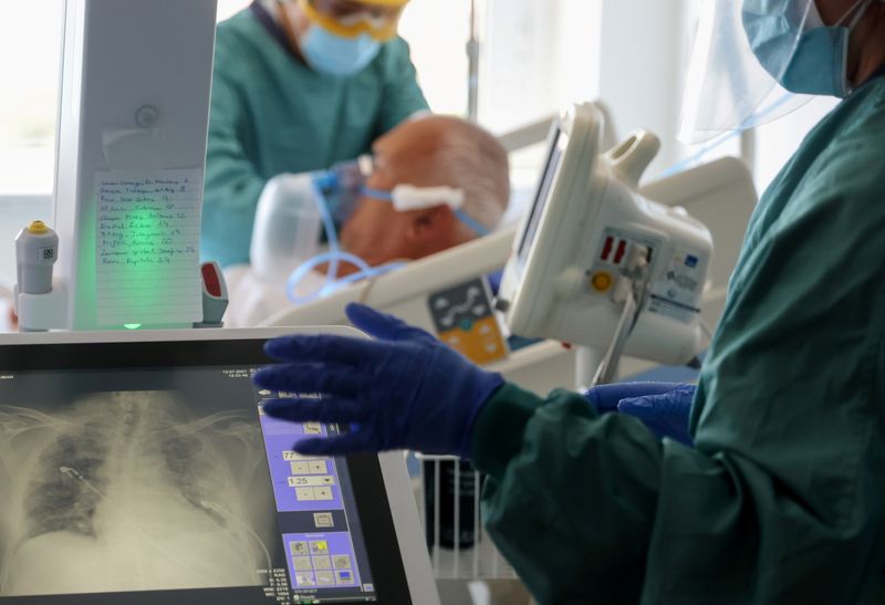 &copy; Reuters. FILE PHOTO: Hospital staff do an X-ray of the lung of a patient suffering from the coronavirus disease (COVID-19) at Hospital del Mar, where an additional ward has been opened to deal with an increase in coronavirus patients in Barcelona, Spain July 15