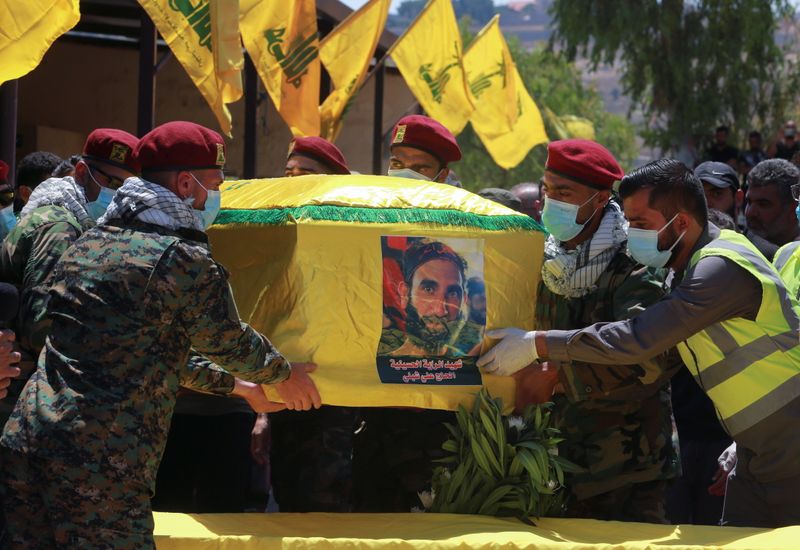 &copy; Reuters. أفراد من حزب الله يحملون نعش علي شبلي العضو في الجماعة خلال جنازته ببلدة كونين جنوب لبنان يوم الاثنين. تصوير: عزيز طاهر - رويترز.