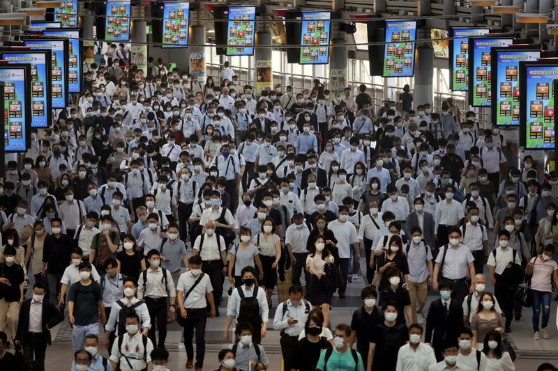 &copy; Reuters. Passageiros usando máscaras de proteção chegam à estação de Shinagawa, em Tóquio
02/08/2021 REUTERS/Kevin Coombs   