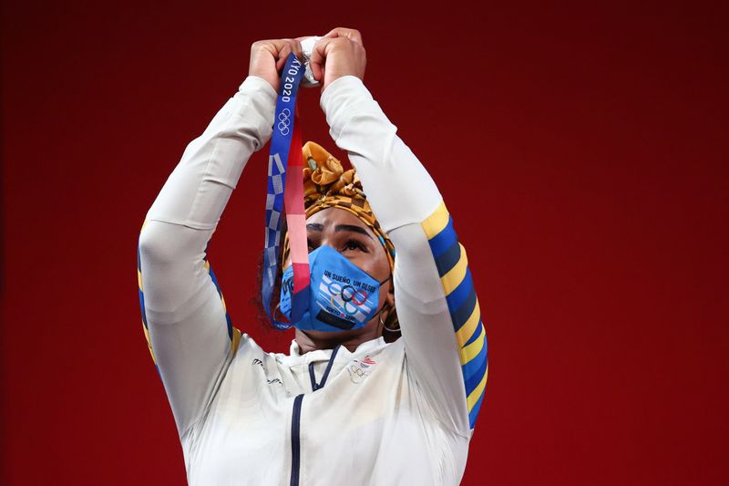&copy; Reuters. Ago 2, 2021. 
Foto del lunes de la ecuatoriana Tamara Salazar con su medalla de plata de halterofilia 87 kilos. 
 REUTERS/Edgard Garrido