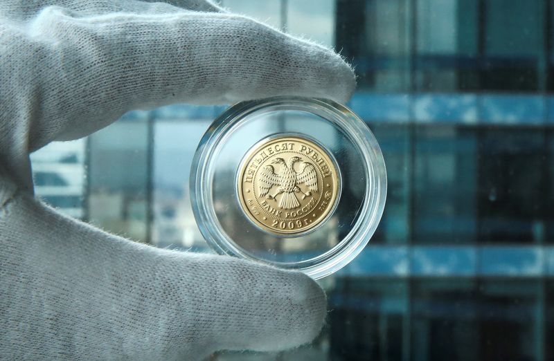 &copy; Reuters. A gold Russian rouble bullion coin is seen in this photo illustration taken in Moscow, Russia, August 4, 2017. Picture taken August 4, 2017. REUTERS/Maxim Shemetov/Illustration
