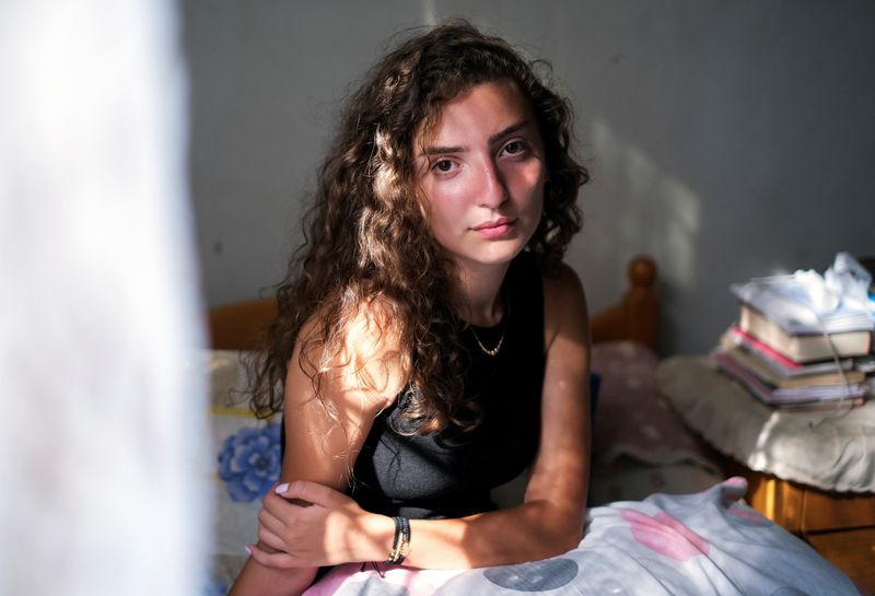 &copy; Reuters. تاتيانا حصروتي التي قتل والدها في انفجار مرفأ بيروت العام الماضي في صورة التقطت في منزلها بمنطقة سن الفيل التقطت يوم 30 يوليو تموز 2021. صورة لر