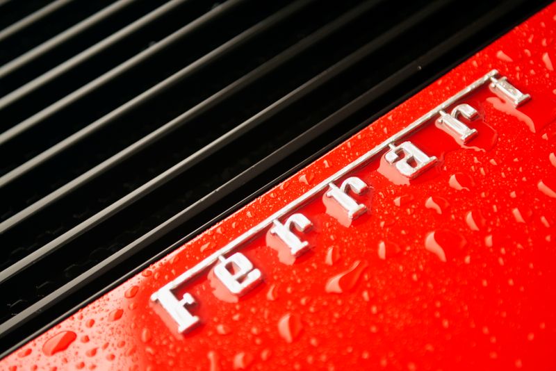 &copy; Reuters. Ferrari a annoncé lundi le maintien de ses principaux objectifs financiers pour 2021 malgré la multiplication par trois de son Ebitda au deuxième trimestre. /Photo d'archives/REUTERS/Loriene Perera
