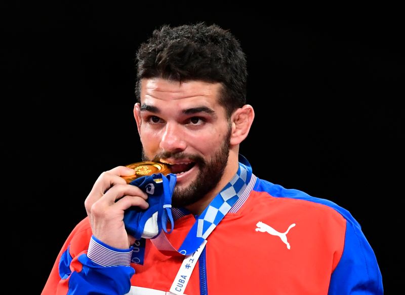 &copy; Reuters. Ago 2, 2021. 
Foto del lunes del cubano  Luis Alberto Orta Sanchez con la medalla de oro en lucha grecorromana 60 kilos. 
REUTERS/Piroschka Van De Wouw
