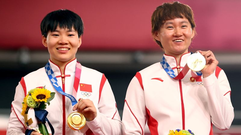 &copy; Reuters. Juegos Olímpicos de Tokio 2020 - Ciclismo - Pista - Sprint femenino por equipos - Ceremonia de entrega de medallas - Velódromo de Izu, Shizuoka, Japón - 2 de agosto de 2021. Las medallistas de oro Bao Shanju y Zhong Tianshi de China posan. REUTERS/Matt