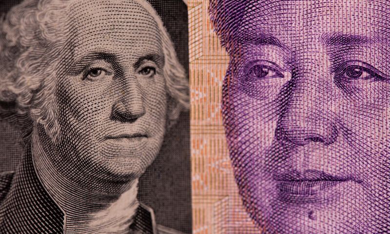 &copy; Reuters. Primo piano su una banconota da un dollaro statunitense e una banconota da un yuan cinese.. REUTERS/Dado Ruvic