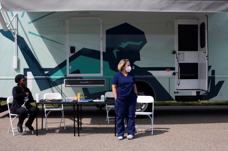 &copy; Reuters. Enfermeiras aguardam e centro de vacinação contra Covid-19 em Detroit
21/07/2021 REUTERS/Emily Elconin/File Photo