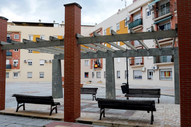 &copy; Reuters. Una calle de Ronda, sur de España, 17 de abril de 2020. REUTERS/Jon Nazca