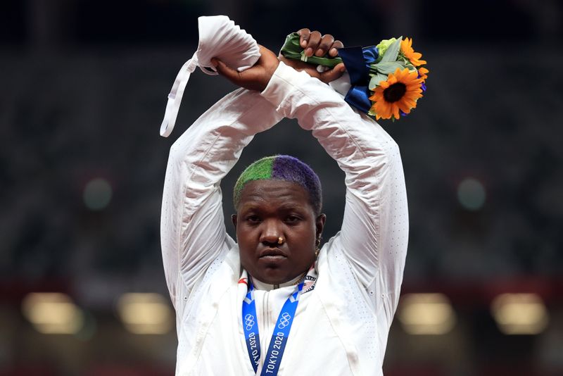 &copy; Reuters. Juegos Olímpicos de Tokio 2020 - Atletismo - Lanzamiento de peso femenino - Ceremonia de entrega de medallas - Estadio Olímpico, Tokio, Japón - 1 de agosto de 2021. La medallista de plata, Raven Saunders, de Estados Unidos, hace un gesto en el podio RE