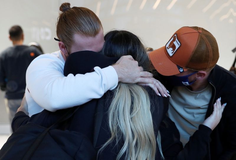 &copy; Reuters. أشخاص يقابلون أفراد عائلتهم القادمين من الولايات المتحدة في مطار هيثرو بلندن يوم الاثنين. تصوير: بيتر نيكولز - رويترز.