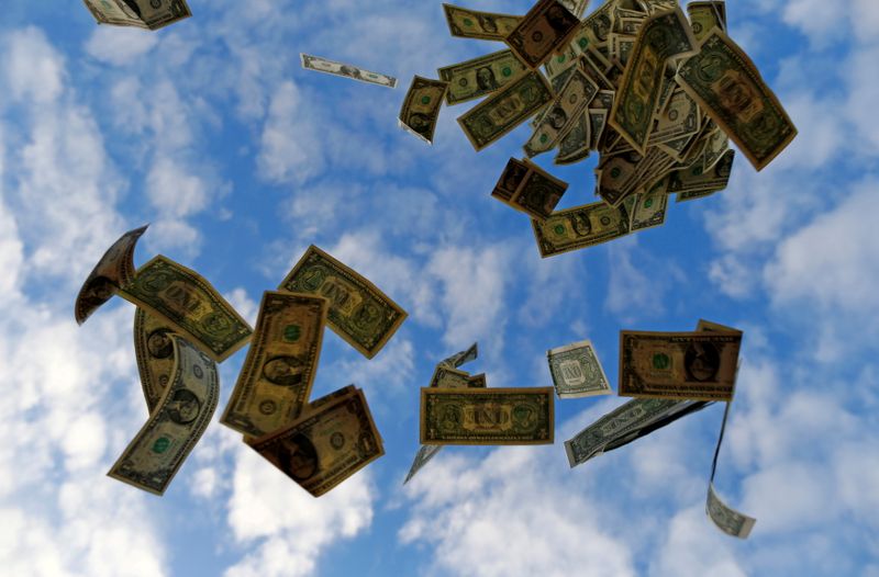 &copy; Reuters. Imagen de archivo ilustrativa de billetes de dólares estadounidenses lanzados al aire cerca de Sevilla, España. Tomada el 16 de noviembre, 2014.  REUTERS/Marcelo Del Pozo/Archivo