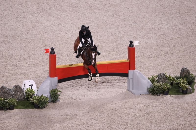 &copy; Reuters. الألمانية يوليا كرايفسكي على صهوة الحصان أماند دي بنفيل أثناء المشاركة في منافسات الفروسية في ألعاب طوكيو يوم الاثنين. تصوير: مولي دارلنجتو