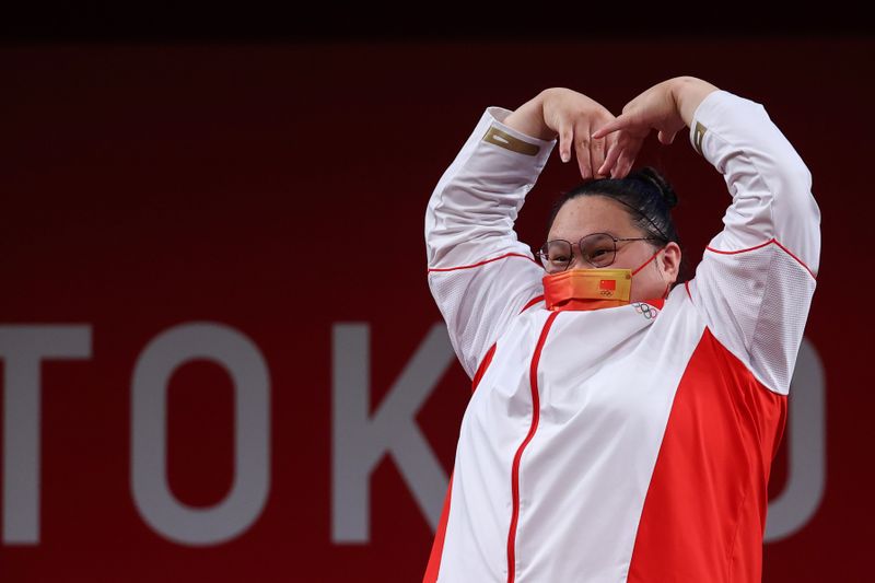 &copy; Reuters. الصينية لي وينوين بعدما فازت بذهبية وزن فوق 87 كيلوجراما في منافسات رفع الأثقال للسيدات في ألعاب طوكيو يوم الاثنين. تصوير: إدجار جاريدو - رويت